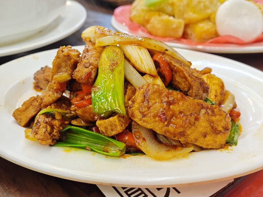 宜蘭縣五結鄉【宜蘭-餐廳推薦-爆汁甕仔雞】百匯窯烤雞餐廳，聖誕大餐、過年圍爐必備，龍眼木窯烤風味甕仔雞 - 老爺爺與小老婆