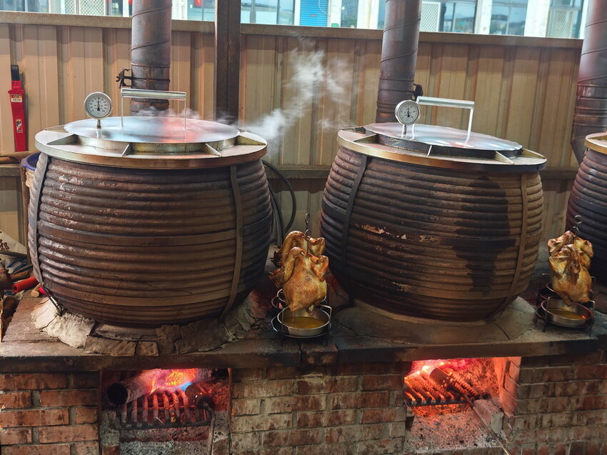 宜蘭縣五結鄉【宜蘭-餐廳推薦-爆汁甕仔雞】百匯窯烤雞餐廳，聖誕大餐、過年圍爐必備，龍眼木窯烤風味甕仔雞 - 老爺爺與小老婆
