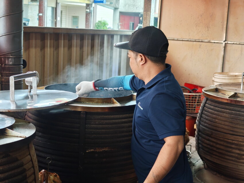 宜蘭縣五結鄉【宜蘭-餐廳推薦-爆汁甕仔雞】百匯窯烤雞餐廳，聖誕大餐、過年圍爐必備，龍眼木窯烤風味甕仔雞 - 老爺爺與小老婆