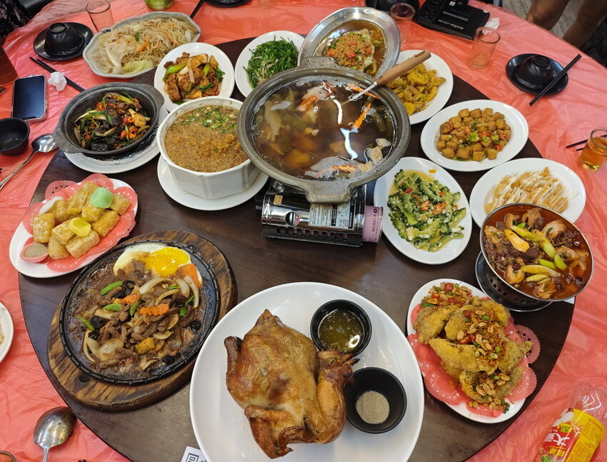 宜蘭縣五結鄉【宜蘭-餐廳推薦-爆汁甕仔雞】百匯窯烤雞餐廳，聖誕大餐、過年圍爐必備，龍眼木窯烤風味甕仔雞 - 老爺爺與小老婆