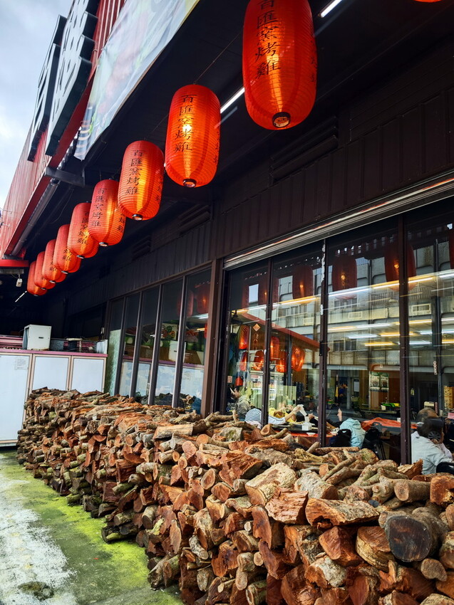 宜蘭縣五結鄉【宜蘭-餐廳推薦-爆汁甕仔雞】百匯窯烤雞餐廳，聖誕大餐、過年圍爐必備，龍眼木窯烤風味甕仔雞 - 老爺爺與小老婆