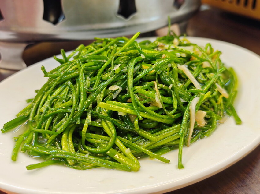 宜蘭縣五結鄉【宜蘭-餐廳推薦-爆汁甕仔雞】百匯窯烤雞餐廳，聖誕大餐、過年圍爐必備，龍眼木窯烤風味甕仔雞 - 老爺爺與小老婆