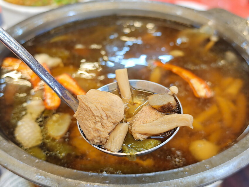 宜蘭縣五結鄉【宜蘭-餐廳推薦-爆汁甕仔雞】百匯窯烤雞餐廳，聖誕大餐、過年圍爐必備，龍眼木窯烤風味甕仔雞 - 老爺爺與小老婆