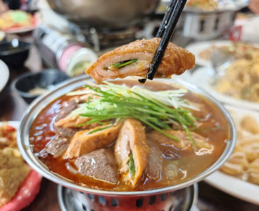 宜蘭縣五結鄉【宜蘭-餐廳推薦-爆汁甕仔雞】百匯窯烤雞餐廳，聖誕大餐、過年圍爐必備，龍眼木窯烤風味甕仔雞 - 老爺爺與小老婆