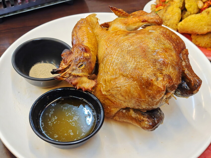 宜蘭縣五結鄉【宜蘭-餐廳推薦-爆汁甕仔雞】百匯窯烤雞餐廳，聖誕大餐、過年圍爐必備，龍眼木窯烤風味甕仔雞 - 老爺爺與小老婆