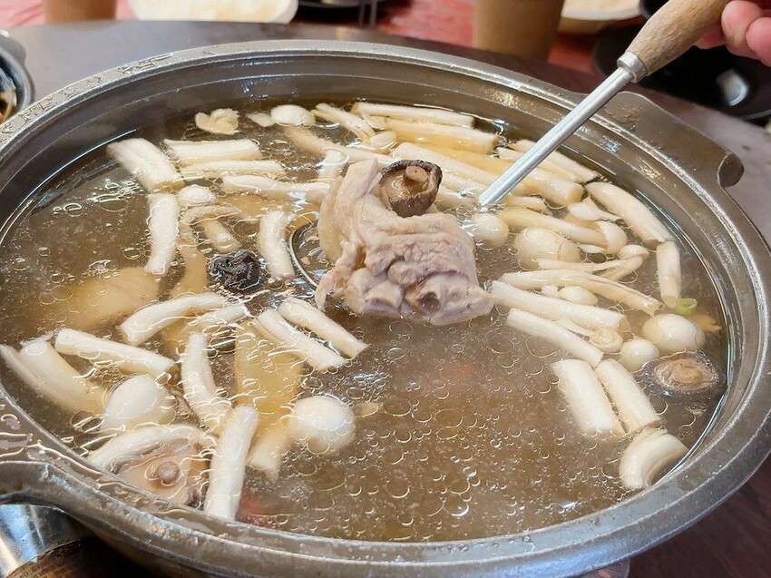 宜蘭縣五結鄉【宜蘭窯烤雞推薦】百匯窯烤雞餐廳  料理選擇超多，用餐區超大，適合大宴小酌，絕對讓你吃好吃滿、賓主盡歡