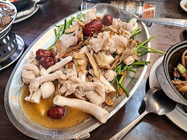 宜蘭窯烤雞推薦-百匯窯烤雞餐廳│二連霸榮獲十大好食餐廳、家庭