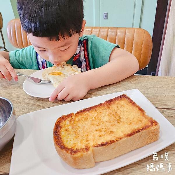 【高雄‧鳳山】簡單吃三福店│一二樓用餐空間，餐點種類超多樣，早午餐吃起來!