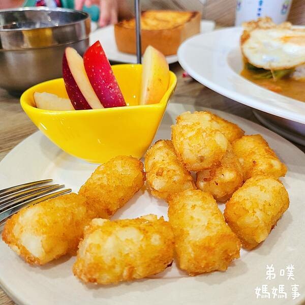 【高雄‧鳳山】簡單吃三福店│一二樓用餐空間，餐點種類超多樣，早午餐吃起來!