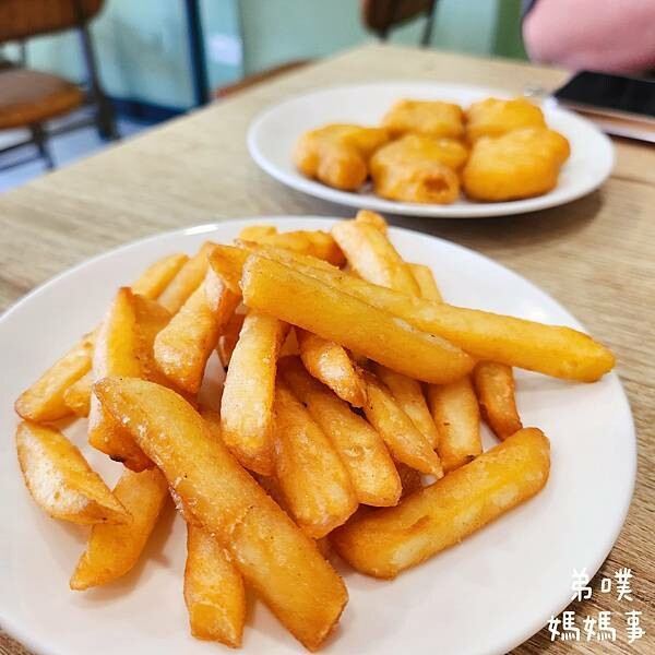 【高雄‧鳳山】簡單吃三福店│一二樓用餐空間，餐點種類超多樣，早午餐吃起來!