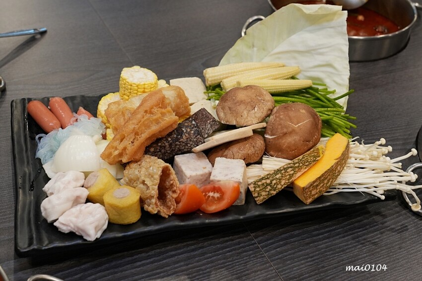台北萬華鍋物推薦｜94咖哩孃萬大鍋物店～肉品使用原肉不用重組肉，以咖哩為主的湯好喝又獨特，另有蔬食火鍋