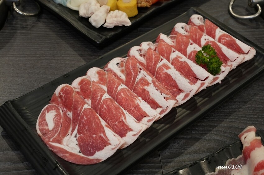 台北萬華鍋物推薦｜94咖哩孃萬大鍋物店～肉品使用原肉不用重組肉，以咖哩為主的湯好喝又獨特，另有蔬食火鍋