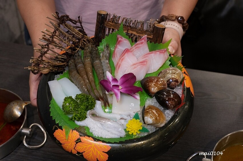 台北萬華鍋物推薦｜94咖哩孃萬大鍋物店～肉品使用原肉不用重組肉，以咖哩為主的湯好喝又獨特，另有蔬食火鍋