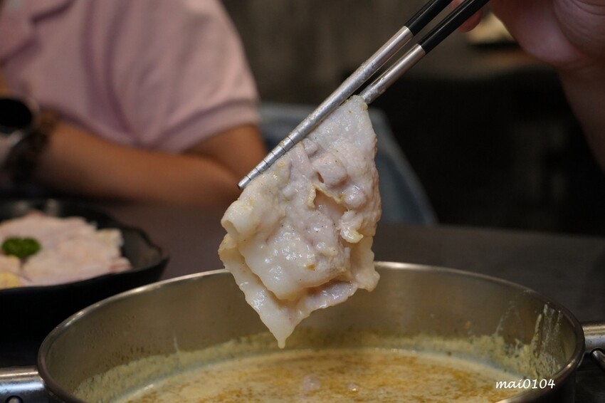 台北萬華鍋物推薦｜94咖哩孃萬大鍋物店～肉品使用原肉不用重組肉，以咖哩為主的湯好喝又獨特，另有蔬食火鍋