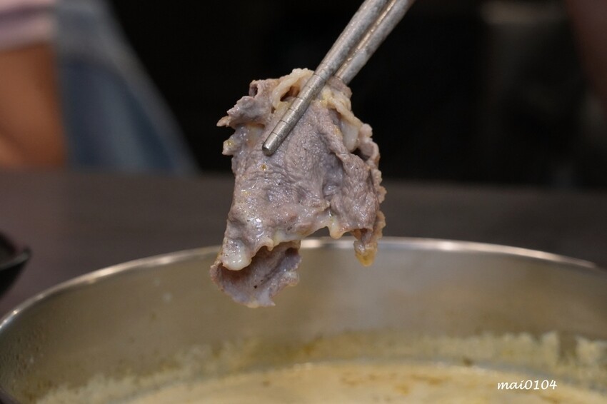 台北萬華鍋物推薦｜94咖哩孃萬大鍋物店～肉品使用原肉不用重組肉，以咖哩為主的湯好喝又獨特，另有蔬食火鍋