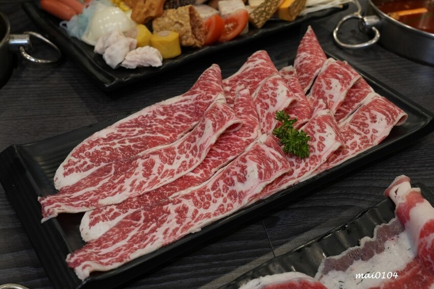 台北萬華鍋物推薦｜94咖哩孃萬大鍋物店～肉品使用原肉不用重組肉，以咖哩為主的湯好喝又獨特，另有蔬食火鍋