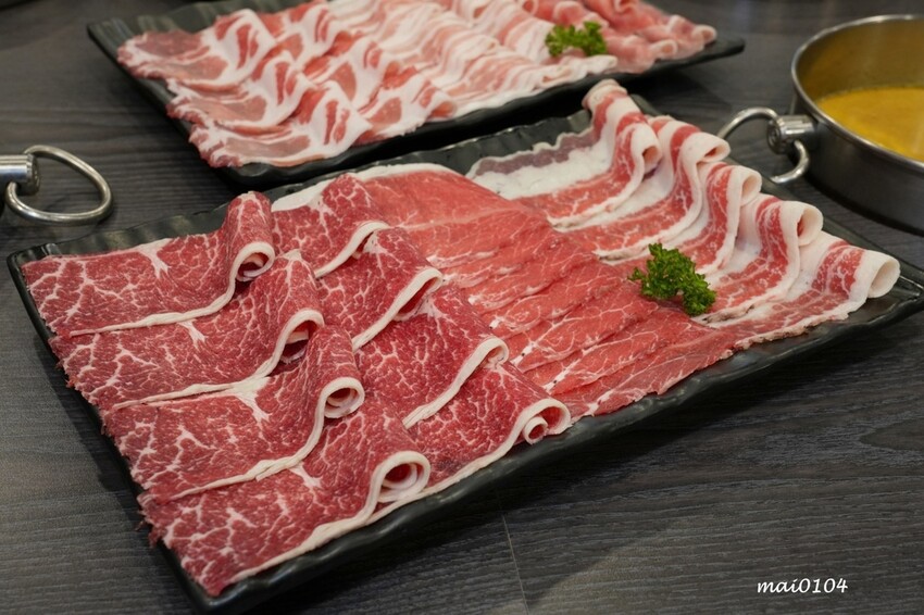 台北萬華鍋物推薦｜94咖哩孃萬大鍋物店～肉品使用原肉不用重組肉，以咖哩為主的湯好喝又獨特，另有蔬食火鍋