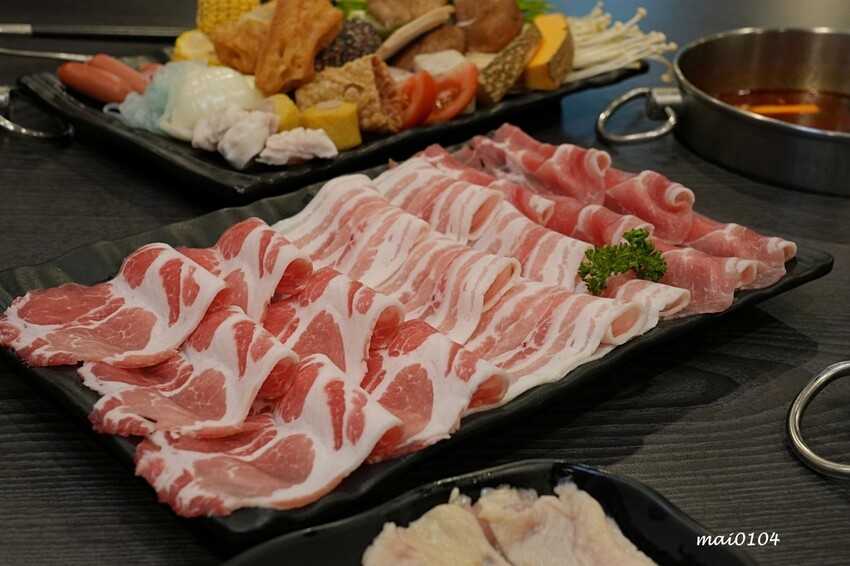 台北萬華鍋物推薦｜94咖哩孃萬大鍋物店～肉品使用原肉不用重組肉，以咖哩為主的湯好喝又獨特，另有蔬食火鍋