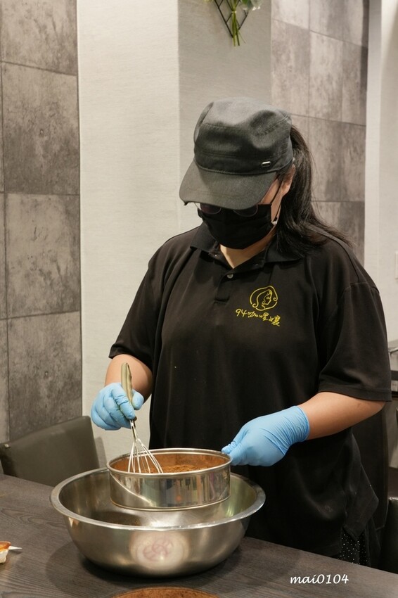 台北萬華鍋物推薦｜94咖哩孃萬大鍋物店～肉品使用原肉不用重組肉，以咖哩為主的湯好喝又獨特，另有蔬食火鍋