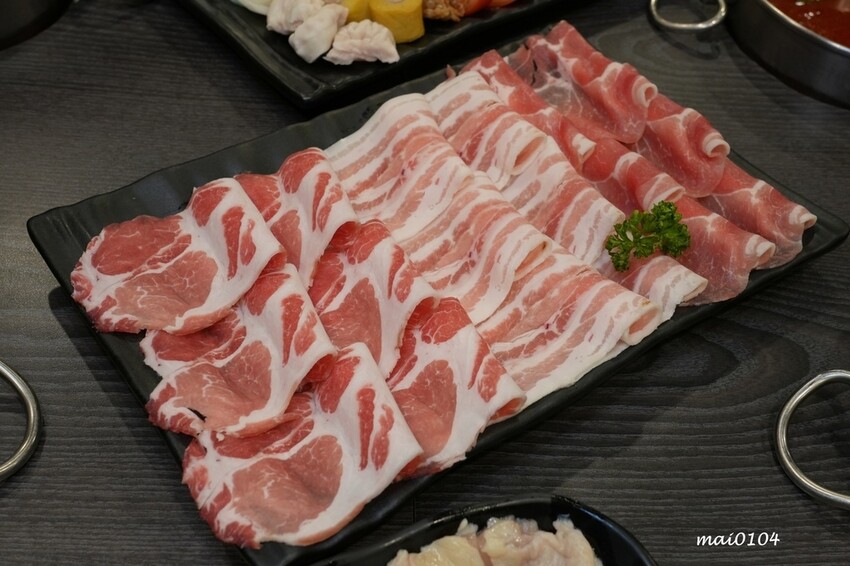 台北萬華鍋物推薦｜94咖哩孃萬大鍋物店～肉品使用原肉不用重組肉，以咖哩為主的湯好喝又獨特，另有蔬食火鍋