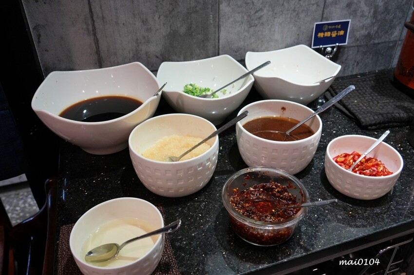 台北萬華鍋物推薦｜94咖哩孃萬大鍋物店～肉品使用原肉不用重組肉，以咖哩為主的湯好喝又獨特，另有蔬食火鍋