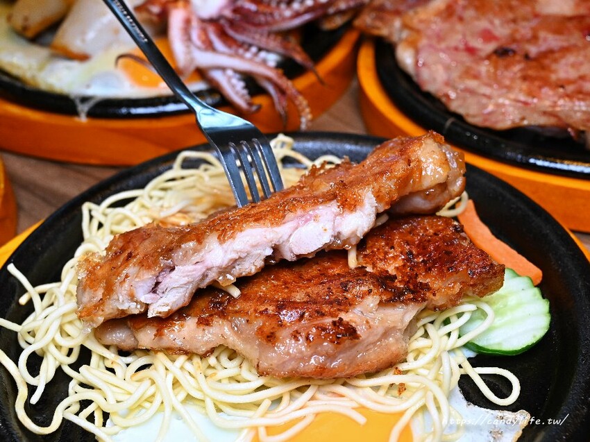 觀哞牛排館｜台中太平新開牛排館，排餐最低250元起，享咖哩飯、烤吐司、濃湯、冰淇淋自助吧吃到飽，當月壽星五折優惠