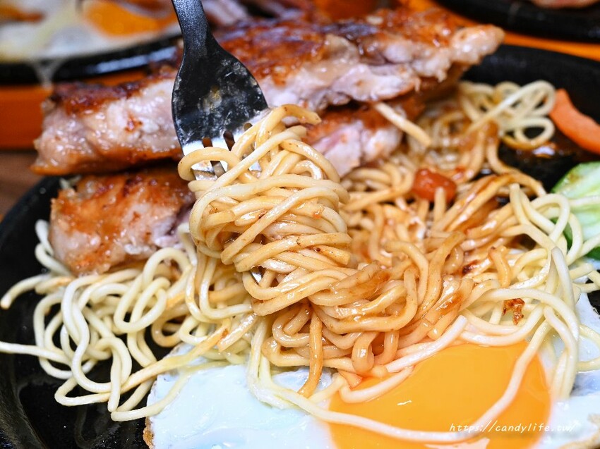 觀哞牛排館｜台中太平新開牛排館，排餐最低250元起，享咖哩飯、烤吐司、濃湯、冰淇淋自助吧吃到飽，當月壽星五折優惠