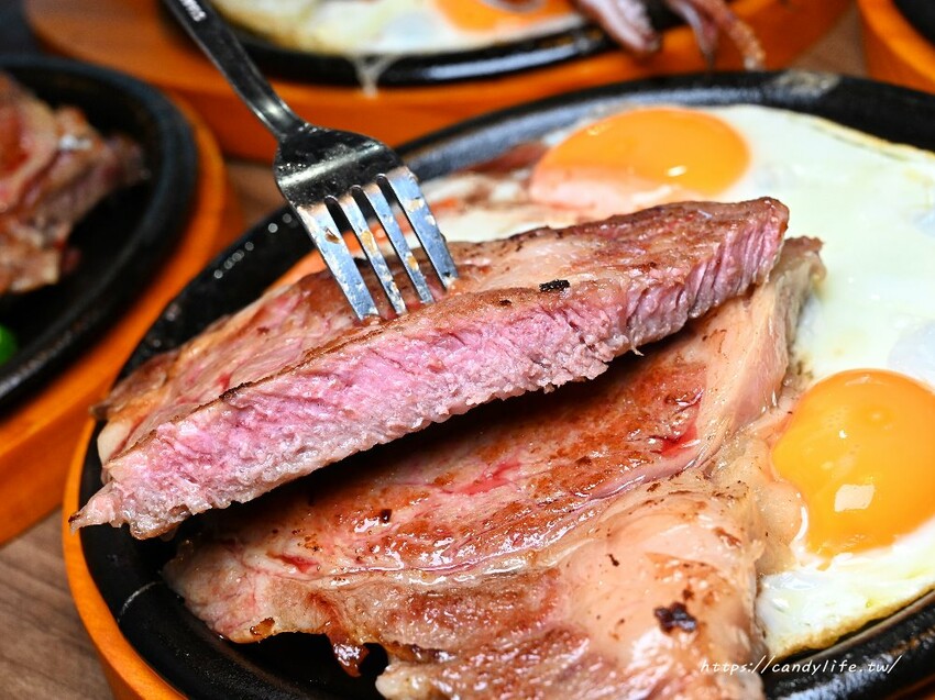 觀哞牛排館｜台中太平新開牛排館，排餐最低250元起，享咖哩飯、烤吐司、濃湯、冰淇淋自助吧吃到飽，當月壽星五折優惠