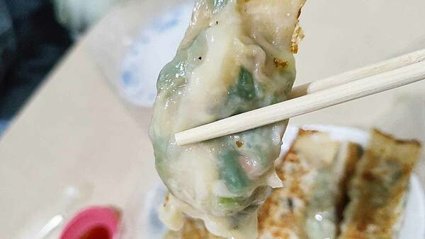 礁溪正宗水煎包｜皮薄到會透光的鍋貼，一口咬下還會爆湯汁