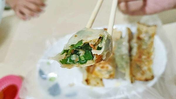 礁溪正宗水煎包｜皮薄到會透光的鍋貼，一口咬下還會爆湯汁