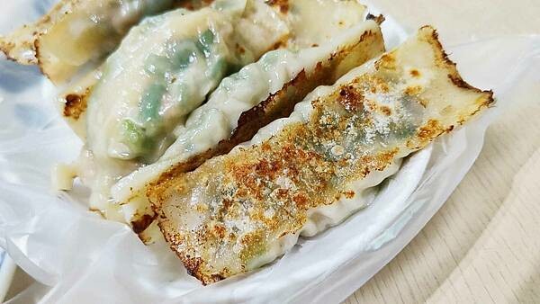 礁溪正宗水煎包｜皮薄到會透光的鍋貼，一口咬下還會爆湯汁