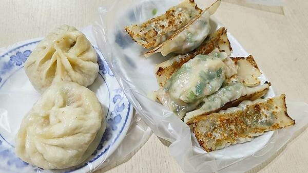 礁溪正宗水煎包｜皮薄到會透光的鍋貼，一口咬下還會爆湯汁