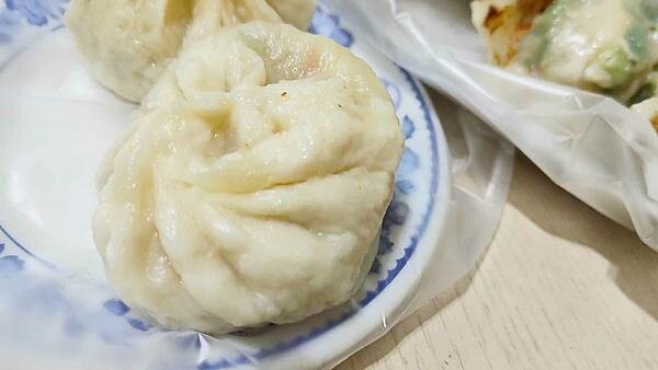 礁溪正宗水煎包｜皮薄到會透光的鍋貼，一口咬下還會爆湯汁