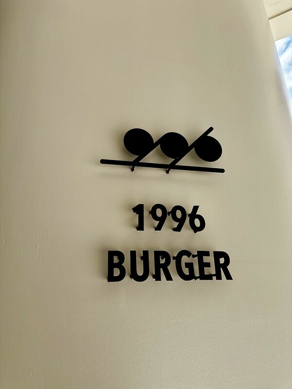 【台灣，桃園市，中壢區】青埔美食～1996 BURGER浮誇回歸，美味依舊，用餐環境大幅提昇！！（中壢美食/青埔