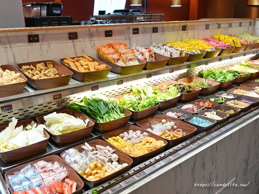 嗑肉石鍋｜台中人氣火鍋分店再一間，超狂肉瀑布，蔬食自助吧品項超過60種，還有咖哩飯、打拋豬飯吃到飽