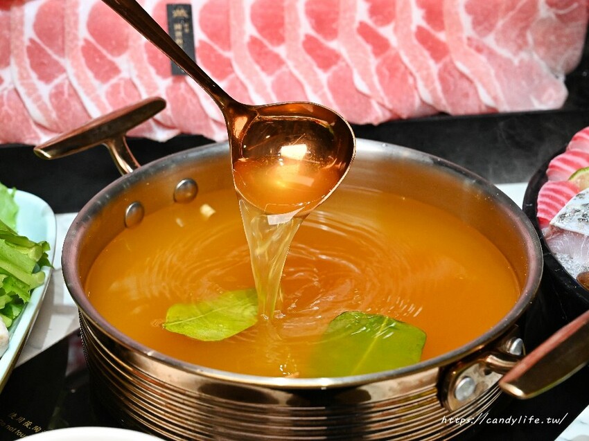 嗑肉石鍋｜台中人氣火鍋分店再一間，超狂肉瀑布，蔬食自助吧品項超過60種，還有咖哩飯、打拋豬飯吃到飽