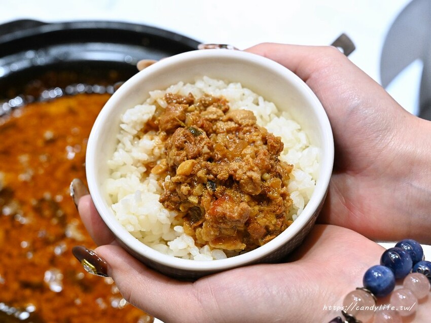 嗑肉石鍋｜台中人氣火鍋分店再一間，超狂肉瀑布，蔬食自助吧品項超過60種，還有咖哩飯、打拋豬飯吃到飽