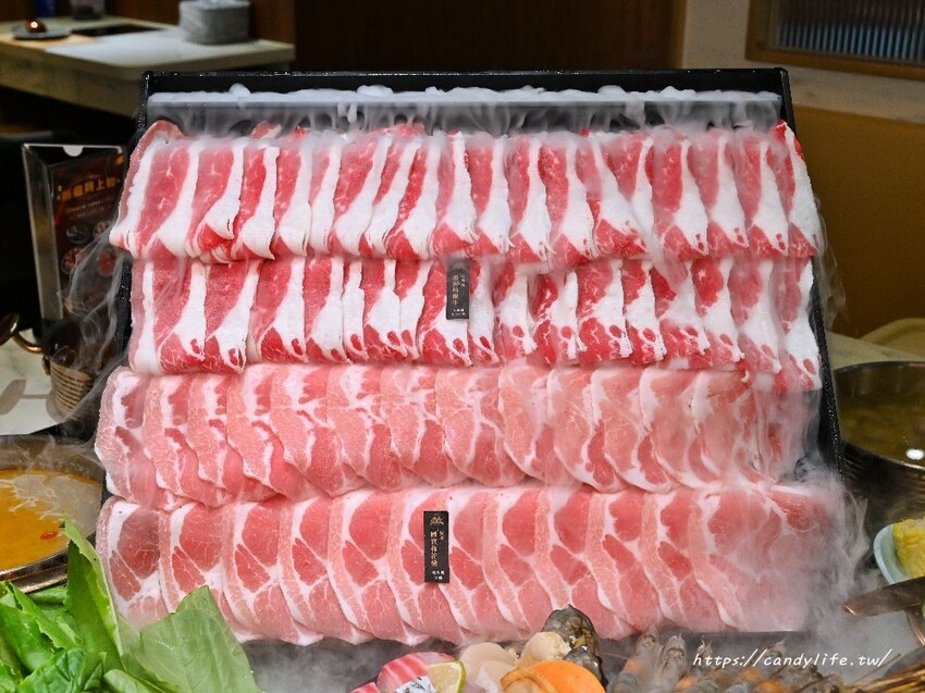 嗑肉石鍋｜台中人氣火鍋分店再一間，超狂肉瀑布，蔬食自助吧品項超過60種，還有咖哩飯、打拋豬飯吃到飽