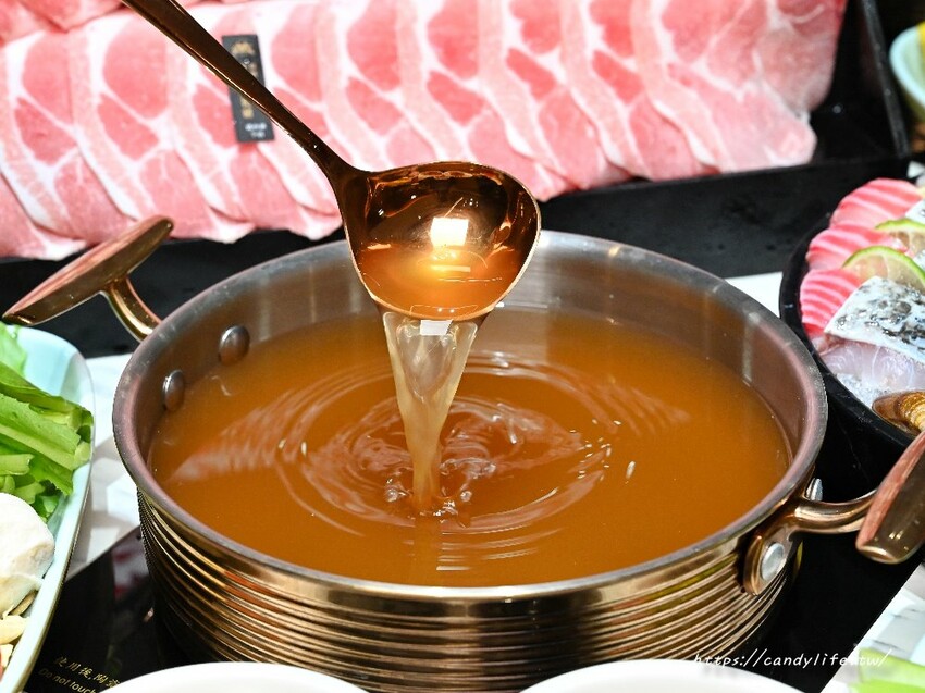 嗑肉石鍋｜台中人氣火鍋分店再一間，超狂肉瀑布，蔬食自助吧品項超過60種，還有咖哩飯、打拋豬飯吃到飽