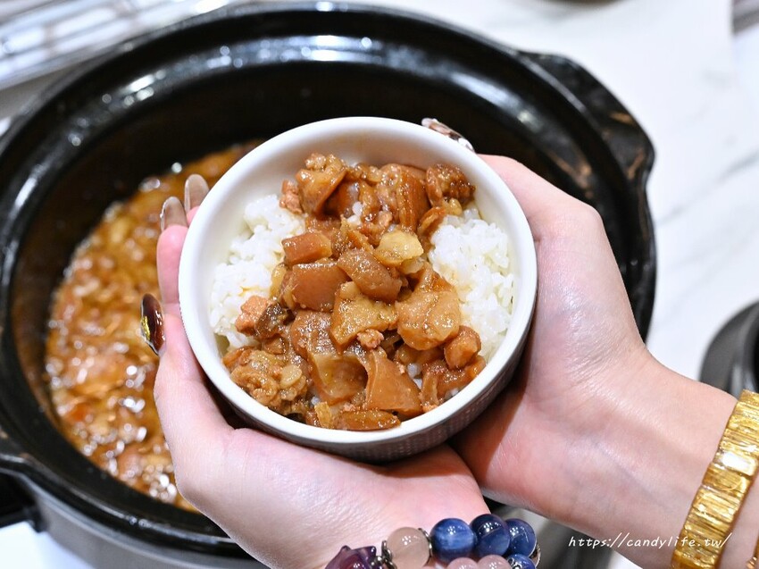 嗑肉石鍋｜台中人氣火鍋分店再一間，超狂肉瀑布，蔬食自助吧品項超過60種，還有咖哩飯、打拋豬飯吃到飽