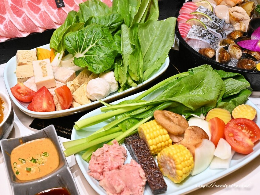 嗑肉石鍋｜台中人氣火鍋分店再一間，超狂肉瀑布，蔬食自助吧品項超過60種，還有咖哩飯、打拋豬飯吃到飽