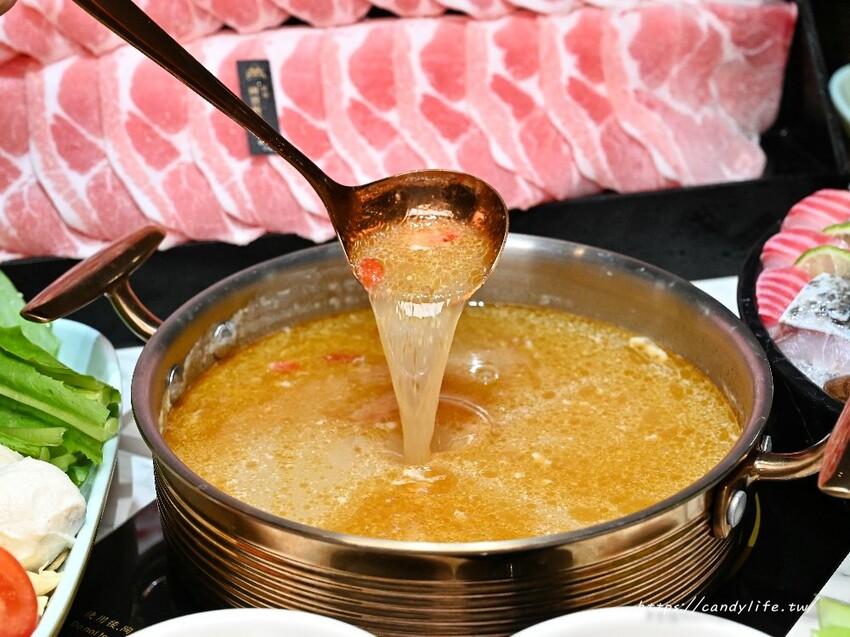 嗑肉石鍋｜台中人氣火鍋分店再一間，超狂肉瀑布，蔬食自助吧品項超過60種，還有咖哩飯、打拋豬飯吃到飽