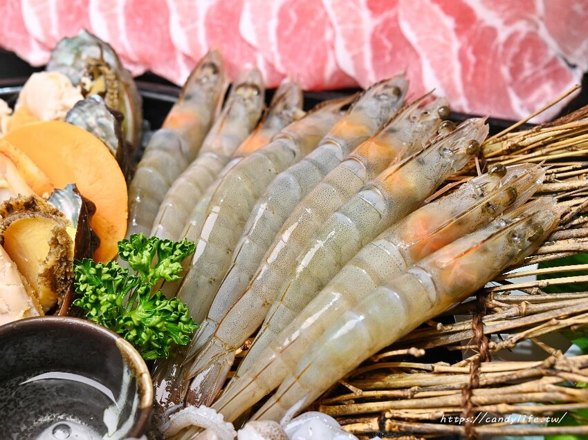 嗑肉石鍋｜台中人氣火鍋分店再一間，超狂肉瀑布，蔬食自助吧品項超過60種，還有咖哩飯、打拋豬飯吃到飽