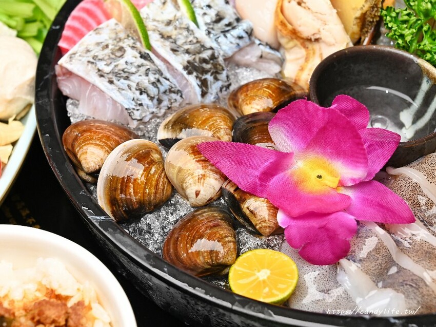 嗑肉石鍋｜台中人氣火鍋分店再一間，超狂肉瀑布，蔬食自助吧品項超過60種，還有咖哩飯、打拋豬飯吃到飽