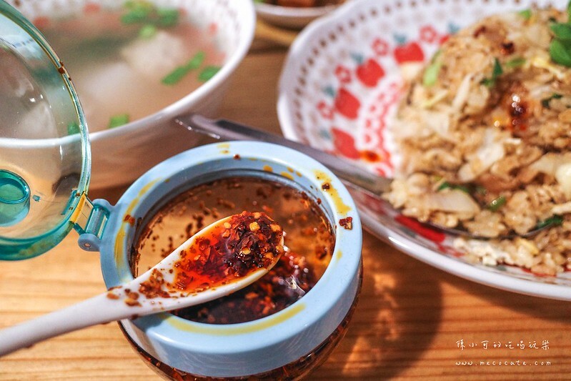 超隱密不起眼的隱藏版小店,裝潢可愛竟然是賣炒飯!價錢60元起~口味超過六種選擇