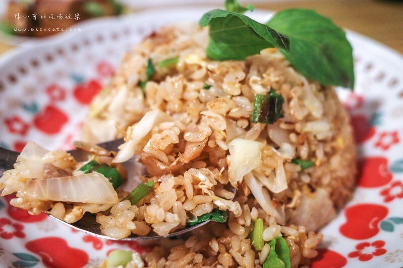 超隱密不起眼的隱藏版小店,裝潢可愛竟然是賣炒飯!價錢60元起~口味超過六種選擇