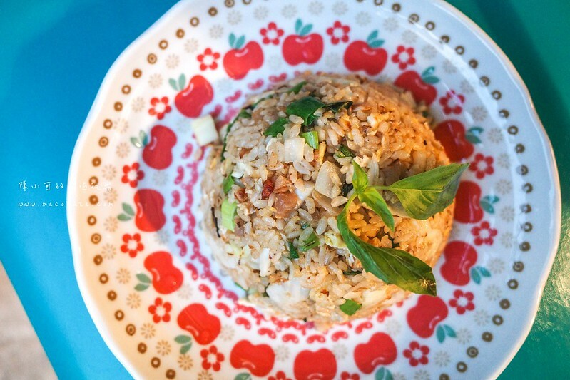 超隱密不起眼的隱藏版小店,裝潢可愛竟然是賣炒飯!價錢60元起~口味超過六種選擇