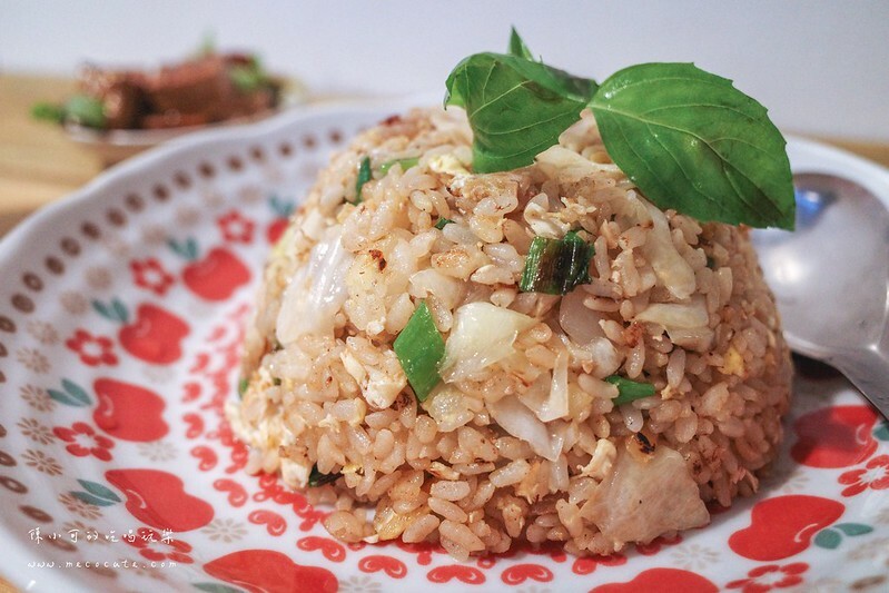 超隱密不起眼的隱藏版小店,裝潢可愛竟然是賣炒飯!價錢60元起~口味超過六種選擇