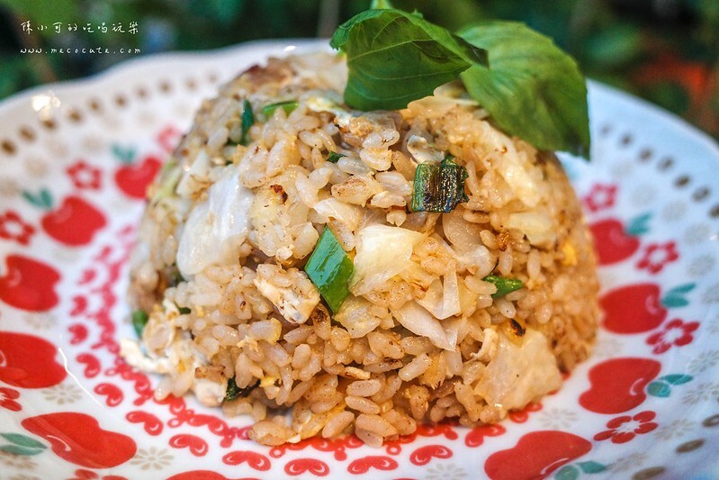 超隱密不起眼的隱藏版小店,裝潢可愛竟然是賣炒飯!價錢60元起~口味超過六種選擇