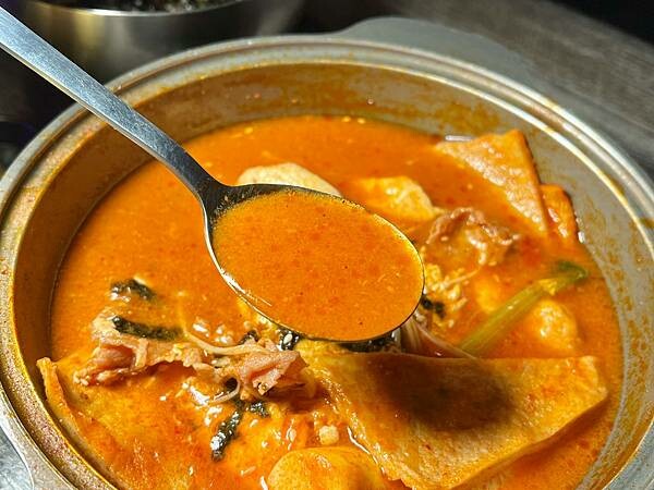 +(台中韓式料理)摸摸韓食堂台中一中店~料多泡菜豆腐鍋、必點 +(台中韓式料理)摸摸韓食堂台中一中店~料多泡菜豆腐鍋、必點